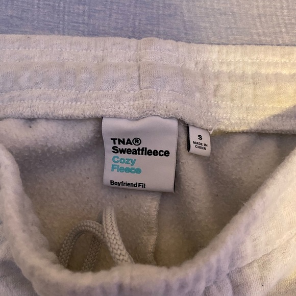 aritzia tna cozy fleece boyfriend fit sweatpants heather cloud white - Picture 4 of 4